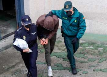 Un agente de Policía Nacional y otro de la Guardia Civil, llevan a uno de los dos detenidos // MARTA VÁZQUEZ/EUROPA PRESS