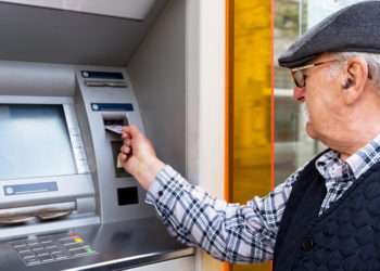 Protesta por el maltrato de los bancos a las personas mayores // iStock/dobok