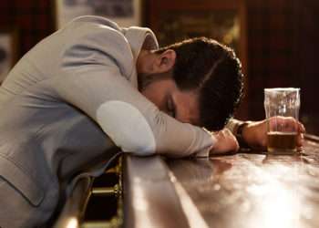 Imagen meramente ilustrativa de un hombre con sueño en un bar // FREEPIK