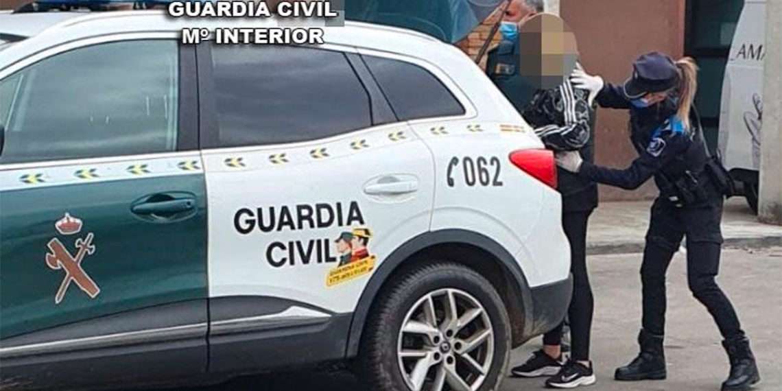 Momento de la detención de la mujer // GUARDIA CIVIL