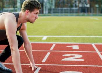 Un hombre en una pista de atletismo // FREEPIK