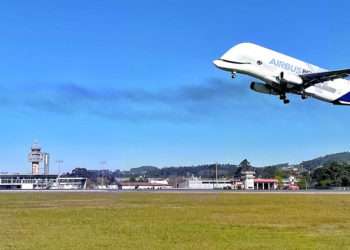 El Beluga XL en Vigo, este martes // Controladores Aéreos - Twitter: @controladores