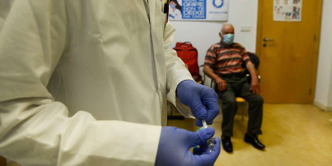 Un anciano espera para recibir la vacuna contra la gripe, a 25 de octubre de 2021, en Ourense // EUROPA PRESS