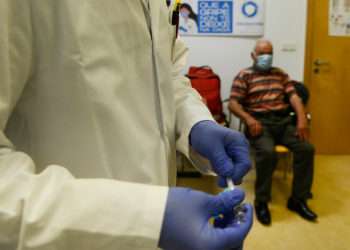 Un anciano espera para recibir la vacuna contra la gripe, a 25 de octubre de 2021, en Ourense // EUROPA PRESS
