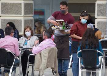 Varias personas, en la terraza de un bar en la provincia de Lugo // CARLOS CASTRO / EUROPA PRESS