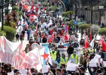 Varias personas participan en una concentración convocada con motivo del Día Internacional dos Trabajadores, a 1 de mayo de 2021, en Vigo // EUROPA PRESS