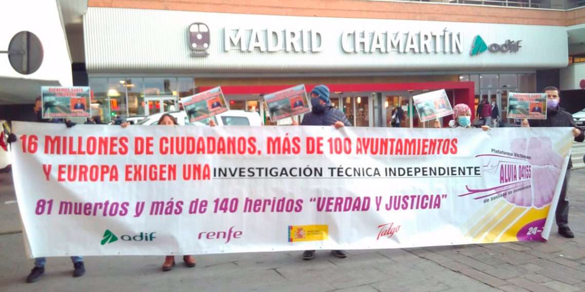 Víctimas de Angrois, en Chamartín, donde protestan por la inauguración "ostentosa" del AVE a Galicia // EUROPA PRESS