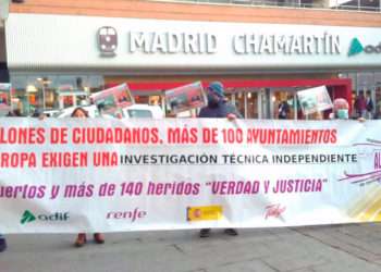 Víctimas de Angrois, en Chamartín, donde protestan por la inauguración "ostentosa" del AVE a Galicia // EUROPA PRESS
