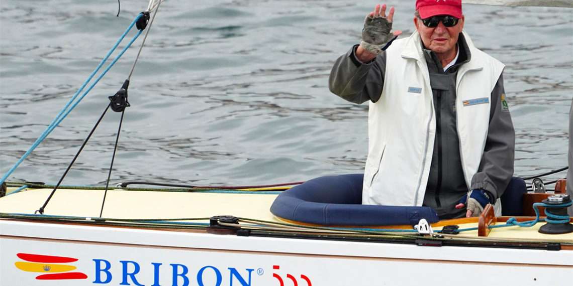El Rey emérito Juan Carlos a bordo del Bribón en la clausura de la 3ª Regata del IV Circuito Copa de España 2022 de la clase 6 Metros a 22 de mayo de 2022, en Sanxenxo // Álvaro Ballesteros - Europa Press