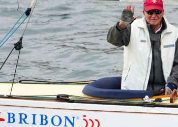El Rey emérito Juan Carlos a bordo del Bribón en la clausura de la 3ª Regata del IV Circuito Copa de España 2022 de la clase 6 Metros a 22 de mayo de 2022, en Sanxenxo // Álvaro Ballesteros - Europa Press