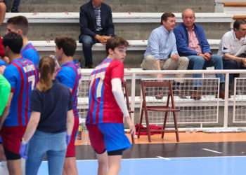 El rey Juan Carlos viendo junto a su amigo Pedro Campos y Pedro de Borbón-Dos Sicilias el partido de balonmano de su nieto Pablo Urdangarin en Pontevedra, a 21 de mayo de 2022, en Pontevedra  // Raúl Terrel - Europa Press