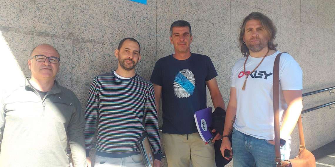 Representantes de la CUT en la planta de Stellantis en Vigo, a las puertas de los juzgados de la ciudad. - EUROPA PRESS