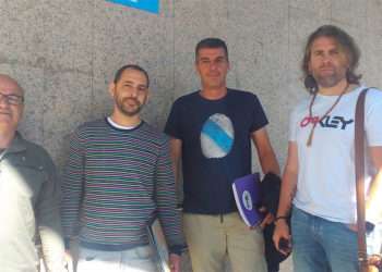 Representantes de la CUT en la planta de Stellantis en Vigo, a las puertas de los juzgados de la ciudad. - EUROPA PRESS