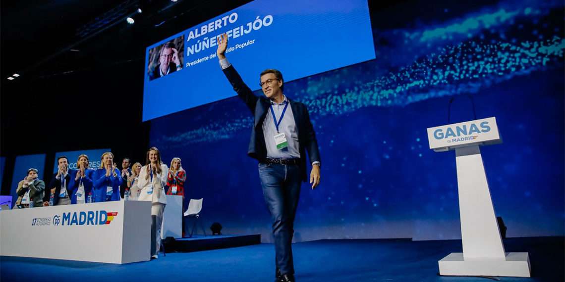 El presidente del PP nacional, Alberto Núñez Feijóo, interviene durante la clausura del XVII Congreso del Partido Popular de Madrid. // Carlos Luján - Europa Press