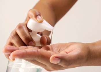La importancia del lavado de manos a nivel sanitario // iStock/arthon meekodong