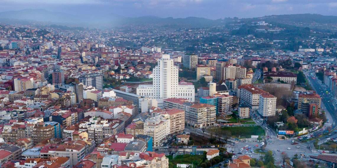 El Pirulí ya "reina" en el skyline vigués en unas impresionantes fotos a vista de pájaro