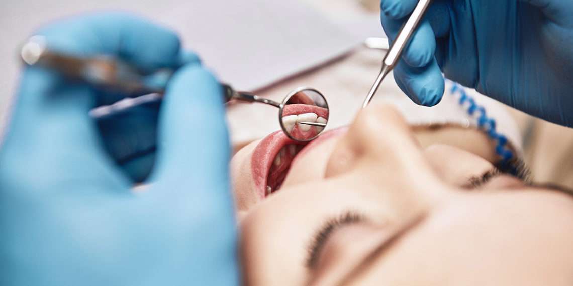 Imagen de un paciente en una clínica dental // iStock/dima_sidelnikov
