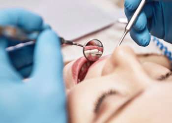 Imagen de un paciente en una clínica dental // iStock/dima_sidelnikov