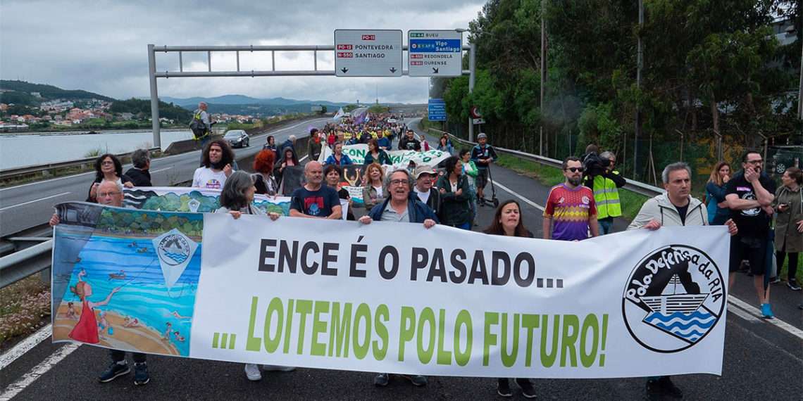 Un grupo de personas de Pontevedra marcha de camino a la sede de la fábrica de Ence en Lourizán en la 'Marcha contra celulosas' organizada por la Asociación Pola Defensa da Ría. - CÉSAR ARXINA - EUROPA PRESS