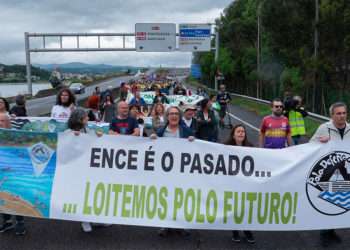 Un grupo de personas de Pontevedra marcha de camino a la sede de la fábrica de Ence en Lourizán en la 'Marcha contra celulosas' organizada por la Asociación Pola Defensa da Ría. - CÉSAR ARXINA - EUROPA PRESS