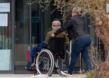 Una mujer pasea junto a un anciano en silla de ruedas hacia la residencia Albertia, a 17 de abril de 2021, en Lugo, // CARLOS CASTRO // EUROPA PRESS