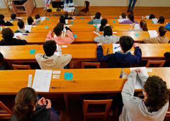 Estudiantes esperan antes de comenzar las pruebas de acceso a la universidad 2022, a 7 de junio de 2022 // ÁLVARO BALLESTEROS/EUROPA PRES