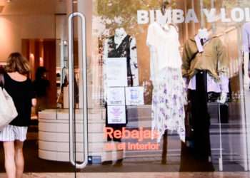 Una mujer entra por la puerta de una de las tiendas físicas de la marca Bimba y Lola // RICARDO RUBIO / EUROPA PRESS