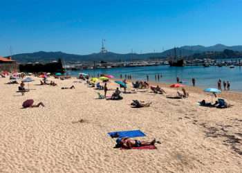 Bañistas en la playa de Baiona