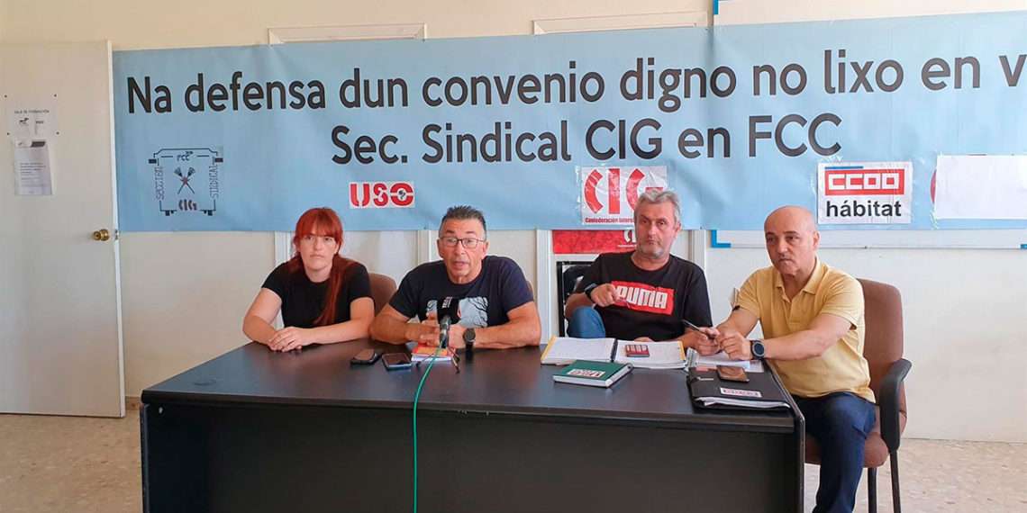 Rueda de prensa del comité de empresa de FCC Medioambiente, concesionaria de recogida de basura, limpieza viaria y reciclaje en el Ayuntamiento de Vigo // EUROPA PRESS
