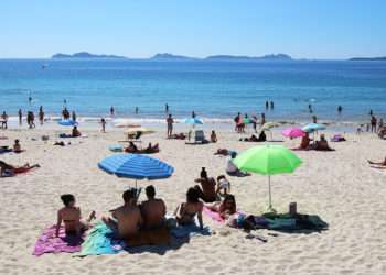 Samil con las Islas Cíes al fondo // ARCHIVO