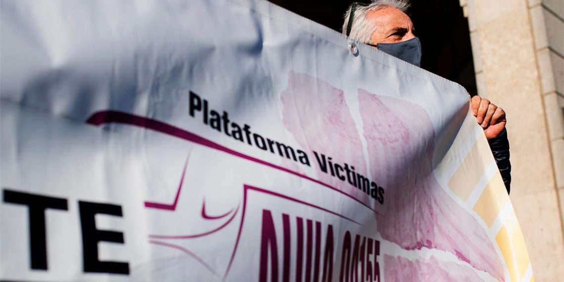 Un grupo de personas de representantes de la Plataforma Víctimas Alvia 04155 con una pancarta, después de su reunión con la ministra de Transportes, Movilidad y Agenda Urbana, en la sede del Ministerio, a 16 de diciembre de 2021 // EUROPA PRESS