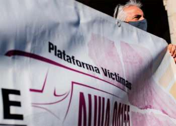Un grupo de personas de representantes de la Plataforma Víctimas Alvia 04155 con una pancarta, después de su reunión con la ministra de Transportes, Movilidad y Agenda Urbana, en la sede del Ministerio, a 16 de diciembre de 2021 // EUROPA PRESS