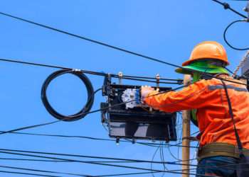 Instalación de fibra óptica // Prapat Aowsakorn/ iStock