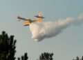 Un avión de extinción de incendios trabaja en la extinción del incendio iniciado en Boiro, a 6 de agosto de 2022, en Boiro // CÉSAR ARXINA / EUROPA PRESS