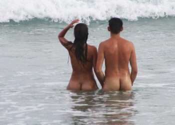 Imagen ilustrativa de una pareja nudista en la playa // PIXABAY