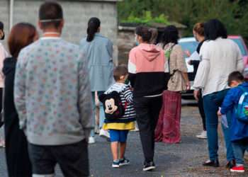 Varios niños y niñas, acompañados de sus familiares, esperan a entrar al CEIP Manuel Mallo de Nadela, durante el primer día del curso escolar 2021-2022 en Educación Infantil y Primaria - Carlos Castro // EUROPA PRESS