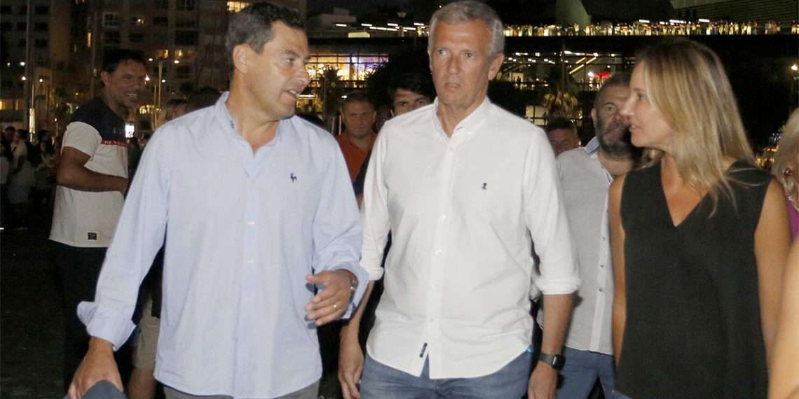 El presidente de la Xunta de Galicia, Alfonso Rueda; el presidente de la Junta de Andalucía, Juanma Moreno; y la delegada de la Xunta en Vigo, Marta Fernández Tapias, asisten al concierto del cantante C Tangana, // Europa Press - Archivo