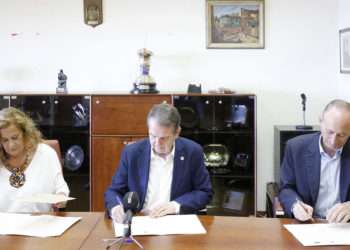 a presidenta de la Diputación de Pontevedra, Carmela Silva, el alcalde de Vigo, Abel Caballero, y el director del campus noroeste de la UNED, Víctor Manuel González Sánchez, firman el convenio