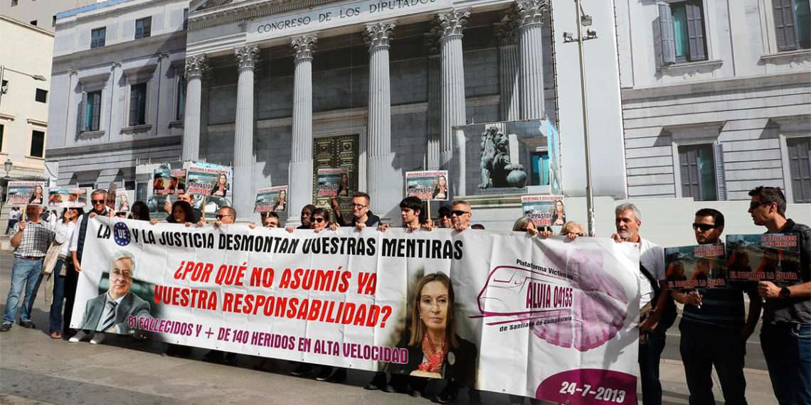 Un grupo de personas perteneciente a la plataforma de víctimas del Alvia de Santiago se concentra frente a las puertas del Congreso // EUROPA PRESS