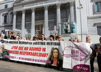 Un grupo de personas perteneciente a la plataforma de víctimas del Alvia de Santiago se concentra frente a las puertas del Congreso // EUROPA PRESS