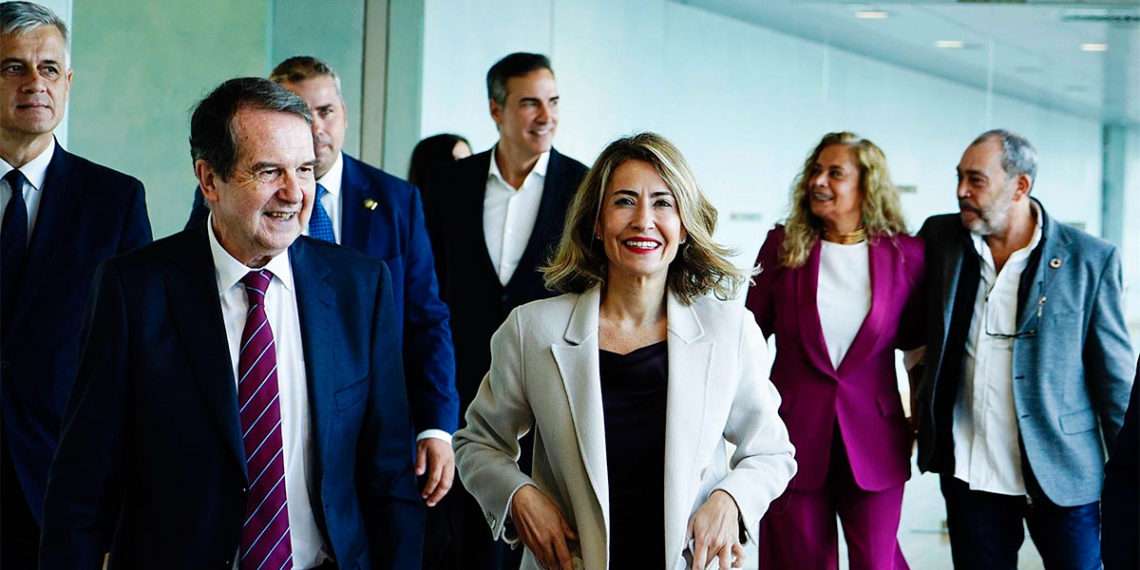 La ministra de Transportes, Movilidad y Agenda Urbana, Raquel Sánchez (3d), y el alcalde de Vigo, Abel Caballero (1d), a su llegada a la inauguración de la segunda reunión del Foro Local para la Agenda Urbana, en Vigo. // JAVIER VÁZQUEZ
