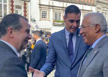 Abel Caballero y Pedro Sánchez junto al presidente de Portugal, António Costa, este viernes en Viana do Castelo