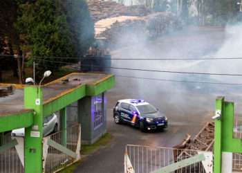 Un coche de policía a la entrada de la antigua fábrica de Pontesa, a 7 de noviembre de 2022, en Ponte Sampaio, Pontevedra, Galicia (España). El incendio se desató ayer domingo 6 de noviembre en las instalaciones empleadas por el Grupo Nogar // BEATRIZ CISCAR / EUROPA PRESS