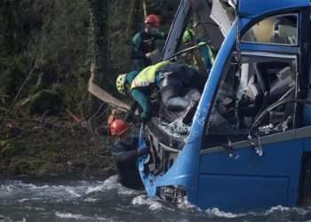 Varios efectivos del Grupo Especial de Actividades Subacuáticas de la Guardia Civil (GEAS) participan en la labor de izado del autobús accidentado // Gustavo de la Paz - Europa Press