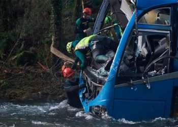 Varios efectivos del Grupo Especial de Actividades Subacuáticas de la Guardia Civil (GEAS) participan en la labor de izado del autobús accidentado // GUSTAVO DE LA PAZ / EUROPA PRESS