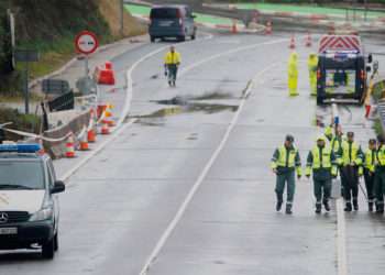 El equipo de expertos de la Guardia Civil inicia la reconstrucción del accidente de autobús en el que fallecieron siete personas en Nochebuena. // GUSTAVO DE LA PAZ / EUROPA PRESS