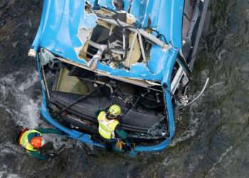 Efectivos de la Guardia Civil de trabajan para sacar el autobús accidentado del agua, en el río Lérez // Gustavo de la Paz - Europa Press