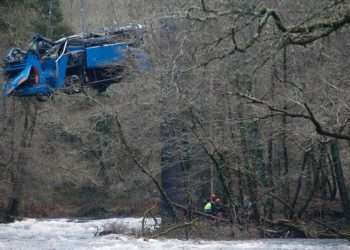 Izado del bus accidentado en Nochebuena en Cerdedo-Cotobade // GUSTAVO DE LA PAZ / EUROPA PRESS