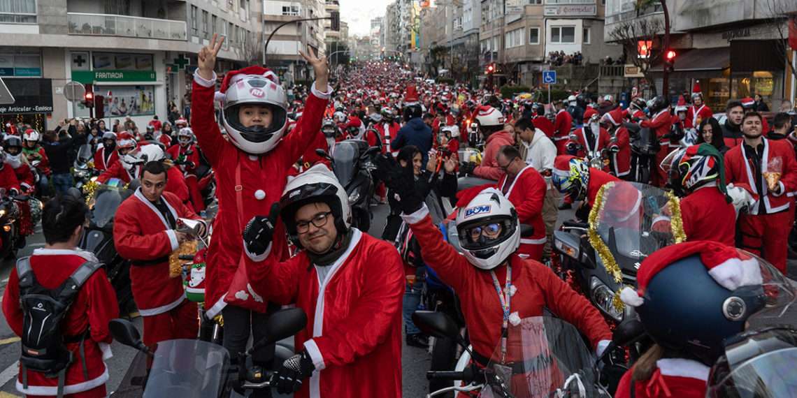 Llegada de la comitiva de miles de papás y mamás Noel a Venezuela // ADRIÁN IRAGO