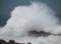 Activan la alerta naranja en el litoral de Pontevedra y A Coruña por olas de hasta seis metros